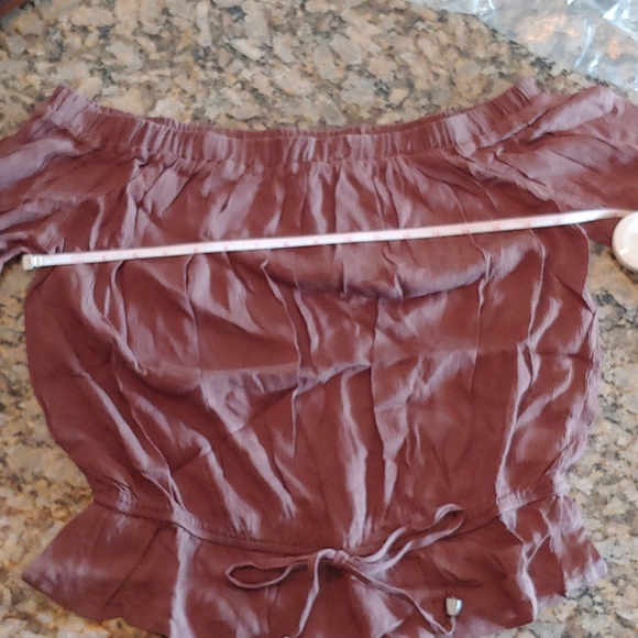 Lovely Rosely Off shoulder top🌟 - Picture 4 of 7